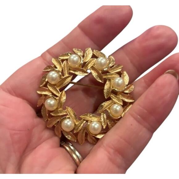Vintage Avon Gold Tone Wreath Brooch Faux Pearl Floral Pin Signed - Picture 5 of 5